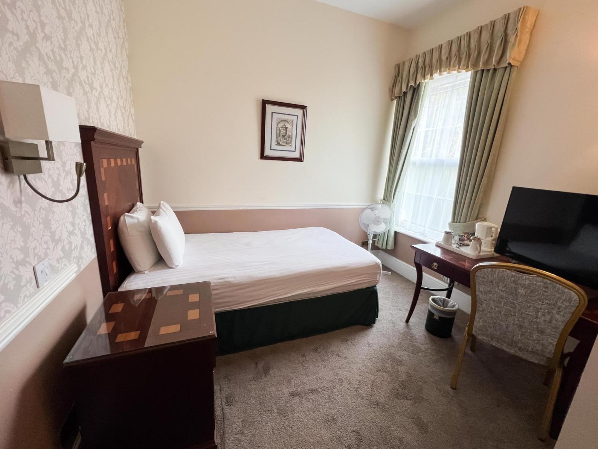 Manor Of Groves Hotel, Golf & Health Club Sawbridgeworth Extérieur photo